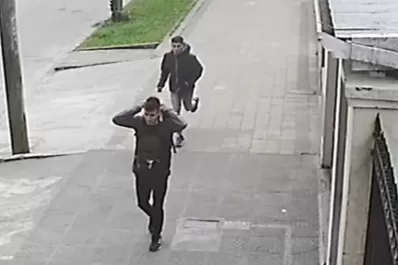 Golpearon la puerta de su casa, salió a atender e ingresaron tres delincuentes