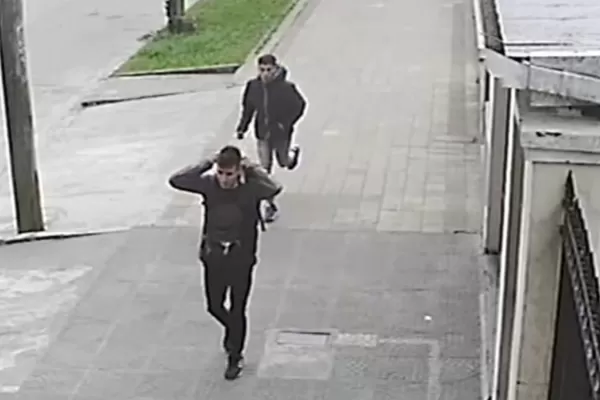 Golpearon la puerta de su casa, salió a atender e ingresaron tres delincuentes