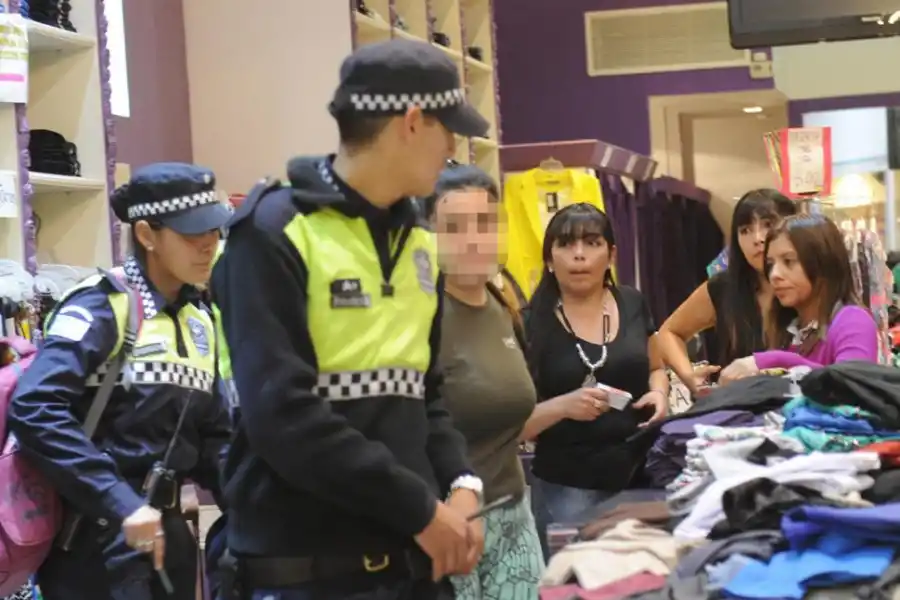 MOMENTOS. Policías, en una de las peatonales de la zona comercial. credito