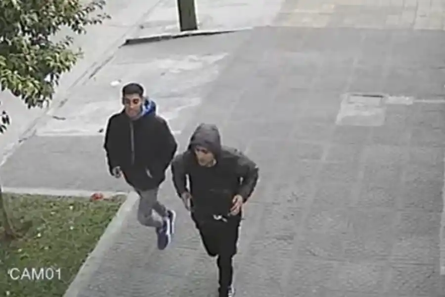 Golpearon la puerta de su casa, salió a atender e ingresaron tres delincuentes