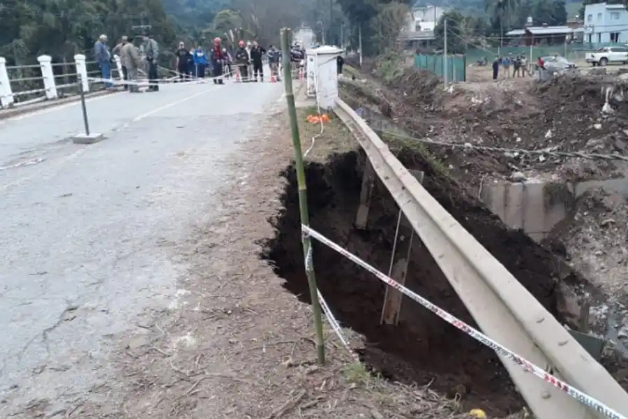 Parte de la estructura del puente cayó este mediodía. 