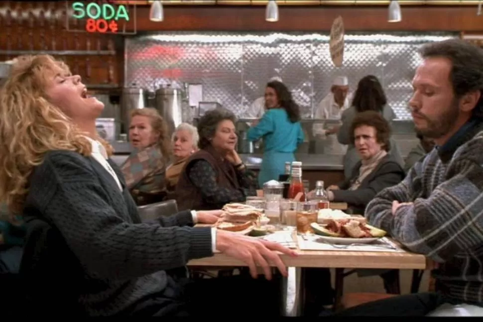 LA CINTA DE 1989. Sally (Meg Ryan) finge un orgasmo en público mientras come con Harry (Billy Crystal). captura de video
