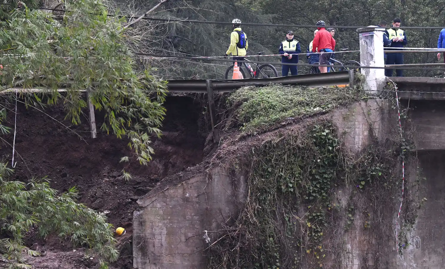 LUGAR DEL HECHO. La maza de tierra arrastró a la víctima fatal, Jorge Ariel Barrionuevo, y también a un compañero suyo, quien resultó herido. Ambos trabajaban en la zona del terraplén.
