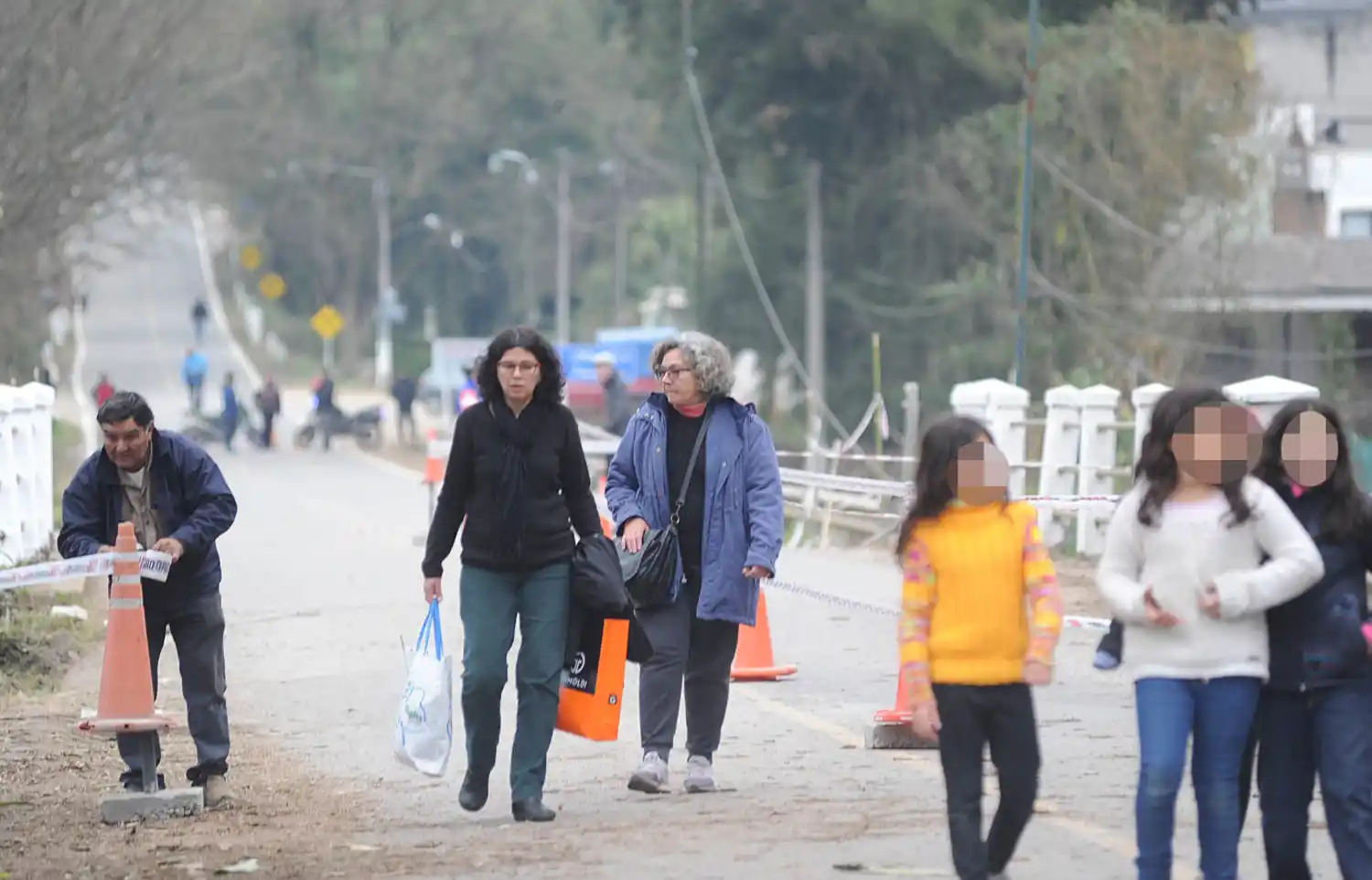 CAMINANDO. Hillen y Medina se movilizan entre la zona perimetrada del puente del río Muerto.