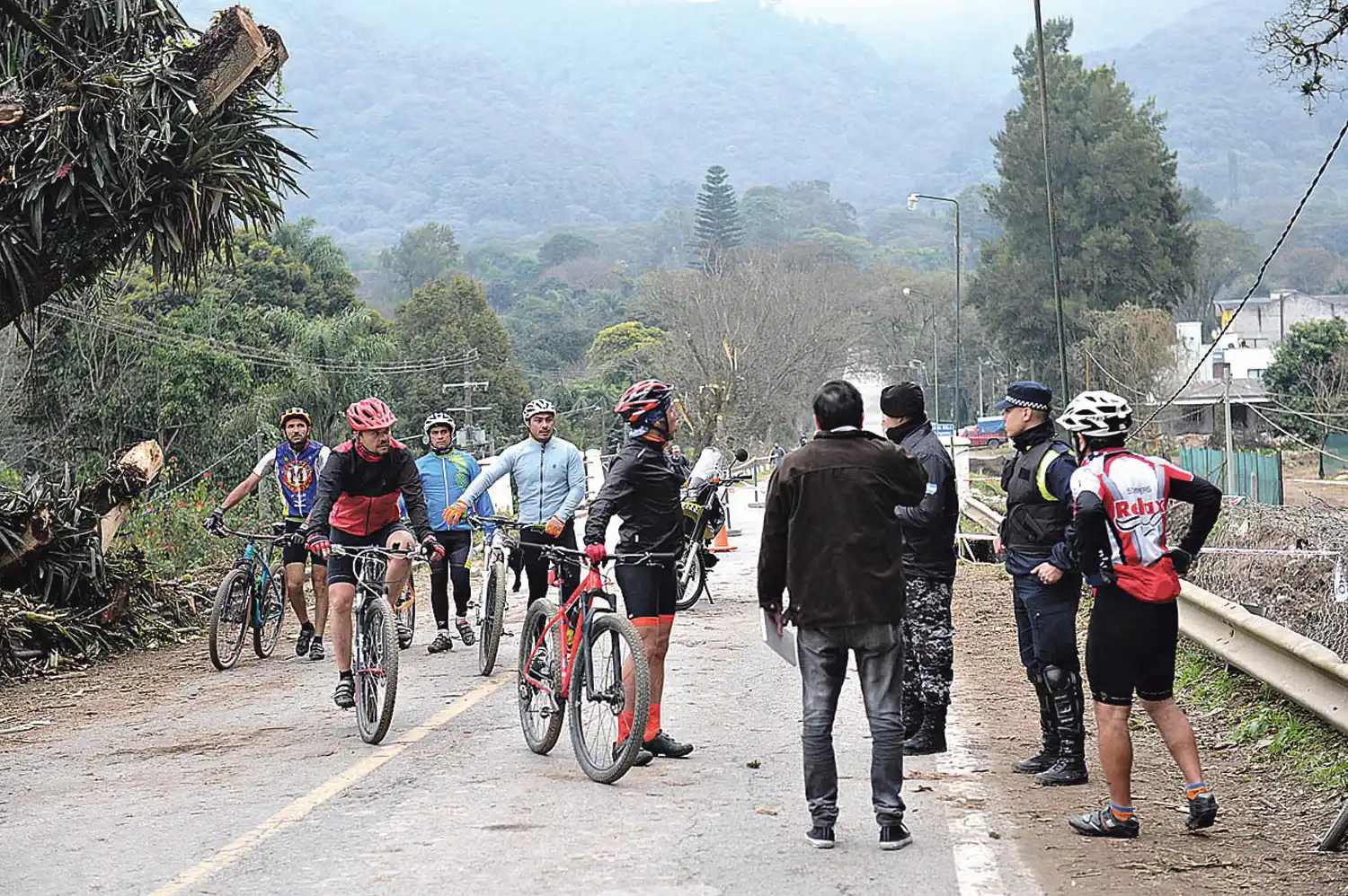 TRAGEDIA. Los bikers consultan a los agentes de la Guardia Urbana de Yerba Buena y de la Policía sobre el hecho.