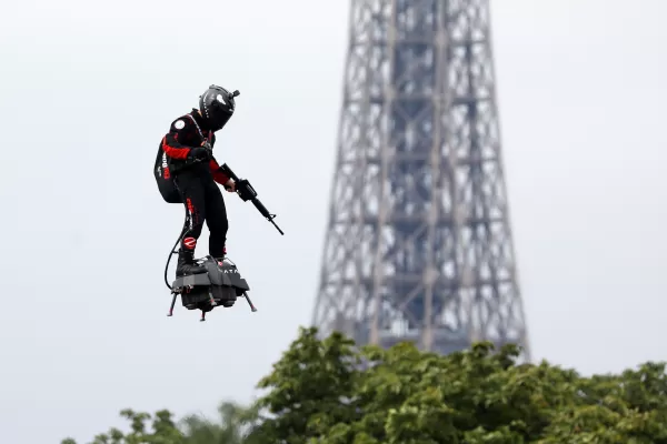 Un soldado volador protagonizó el Día Nacional de Francia