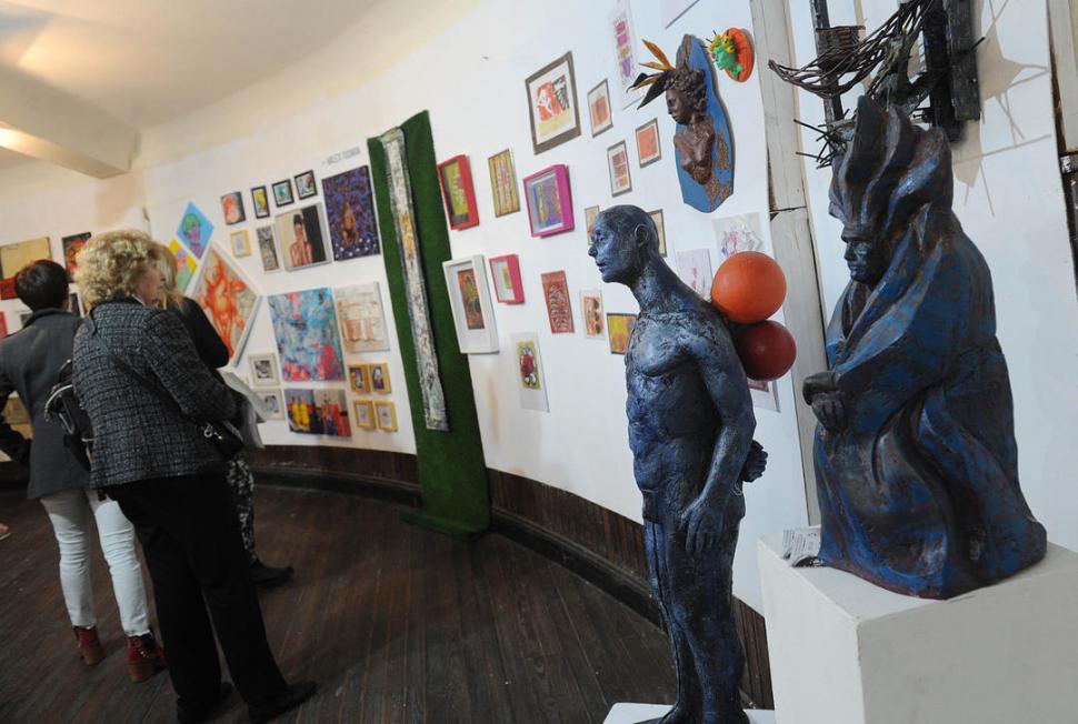 OBRAS DE ARTE. Artistas plásticos locales venden pinturas y esculturas.
