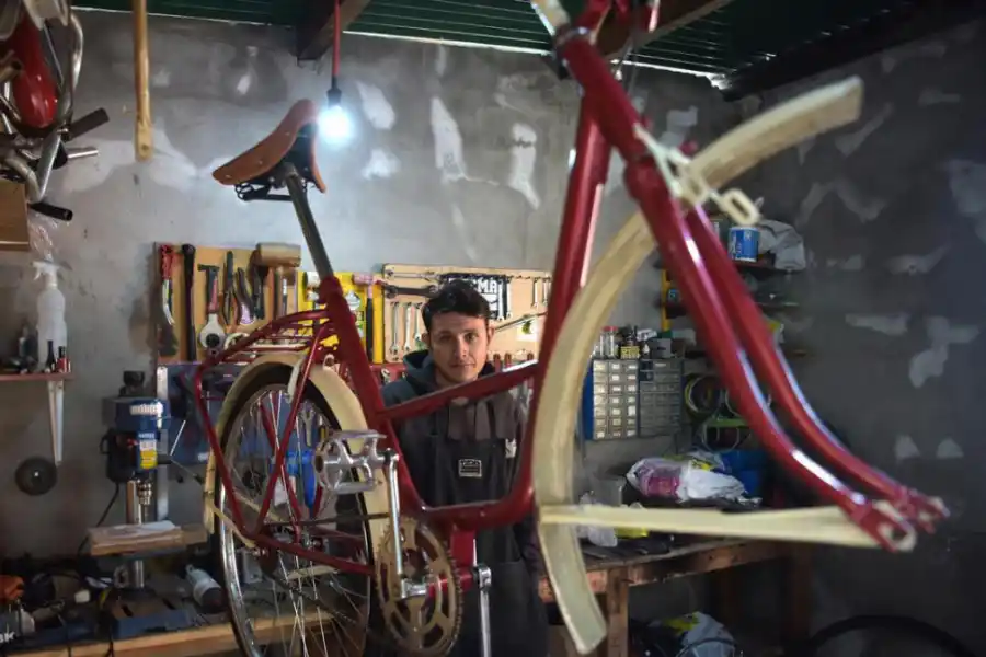 ESTILISTA DE BICIS. Gonzalo Robles restaura rodados antiguos. la gaceta / foto de antonio ferroni