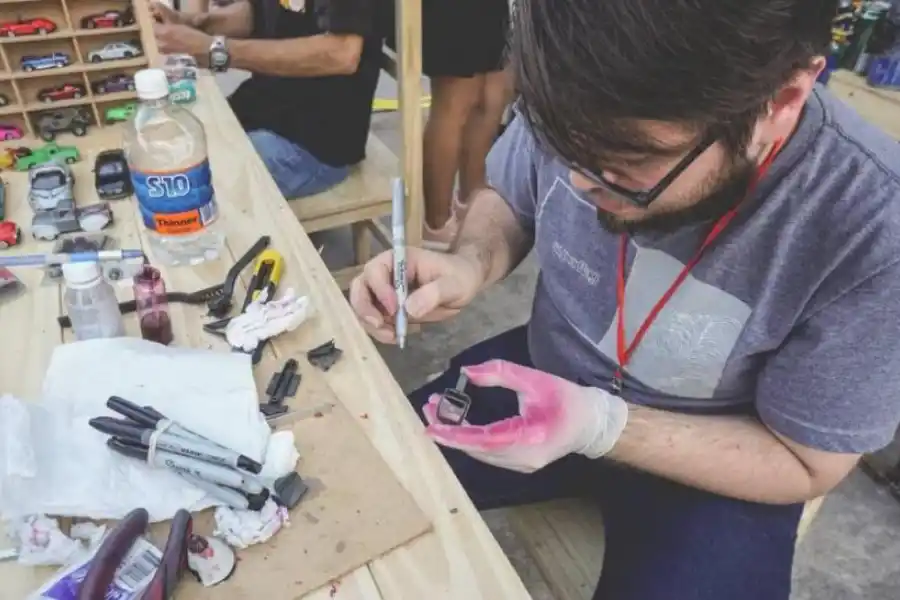 EN PLENA TAREA. Vázquez Rivadeneira arregla autos y los personaliza. 