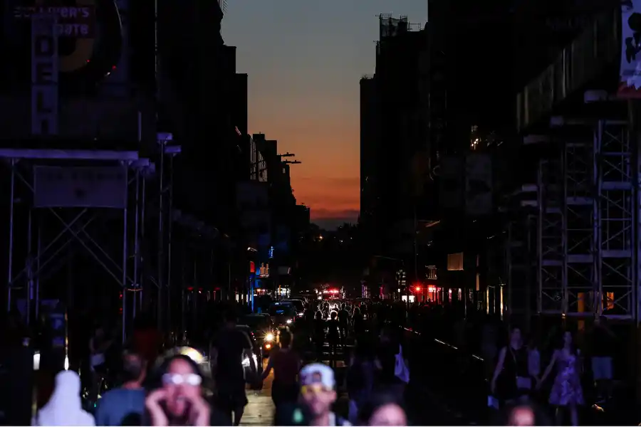 Las calles de la zona de Times Square, a oscuras. Foto de Reuters.