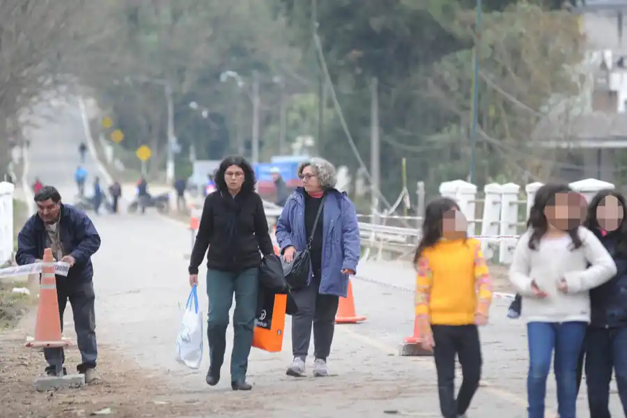 CAMINANDO. Hillen y Medina se movilizan entre la zona perimetrada del puente del río Muerto.