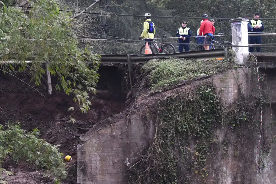 LUGAR DEL HECHO. La maza de tierra arrastró a la víctima fatal, Jorge Ariel Barrionuevo, y también a un compañero suyo, quien resultó herido. Ambos trabajaban en la zona del terraplén.