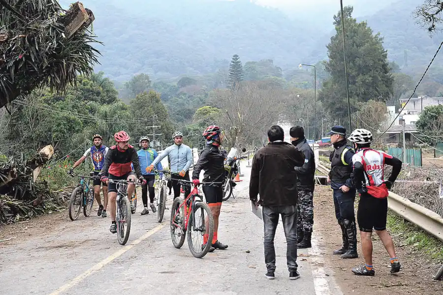 TRAGEDIA. Los bikers consultan a los agentes de la Guardia Urbana de Yerba Buena y de la Policía sobre el hecho.