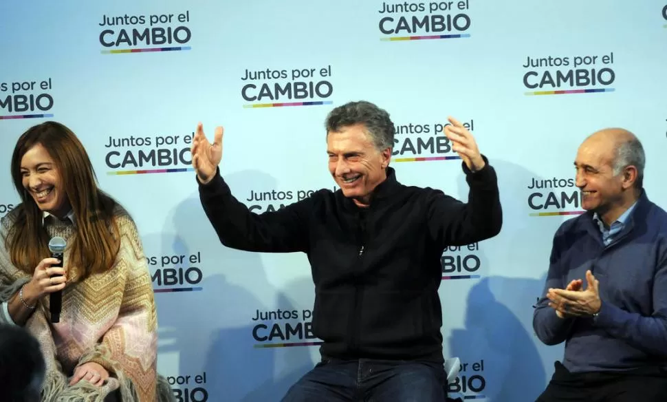 SONRISAS EN LA PLATA. Macri levanta sus manos, durante el acto de presentación de candidatos bonaerenses, en compañía de Vidal. télam