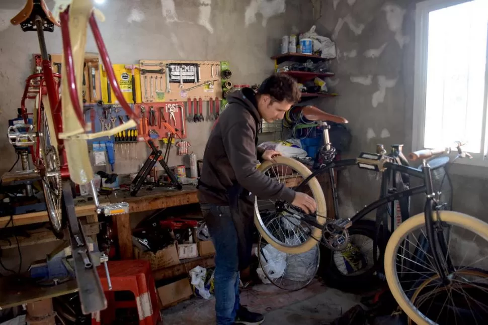 COMO NUEVA. Gonzalo realiza un trabajo artesanal con las bicicletas. la gaceta / foto franco vera