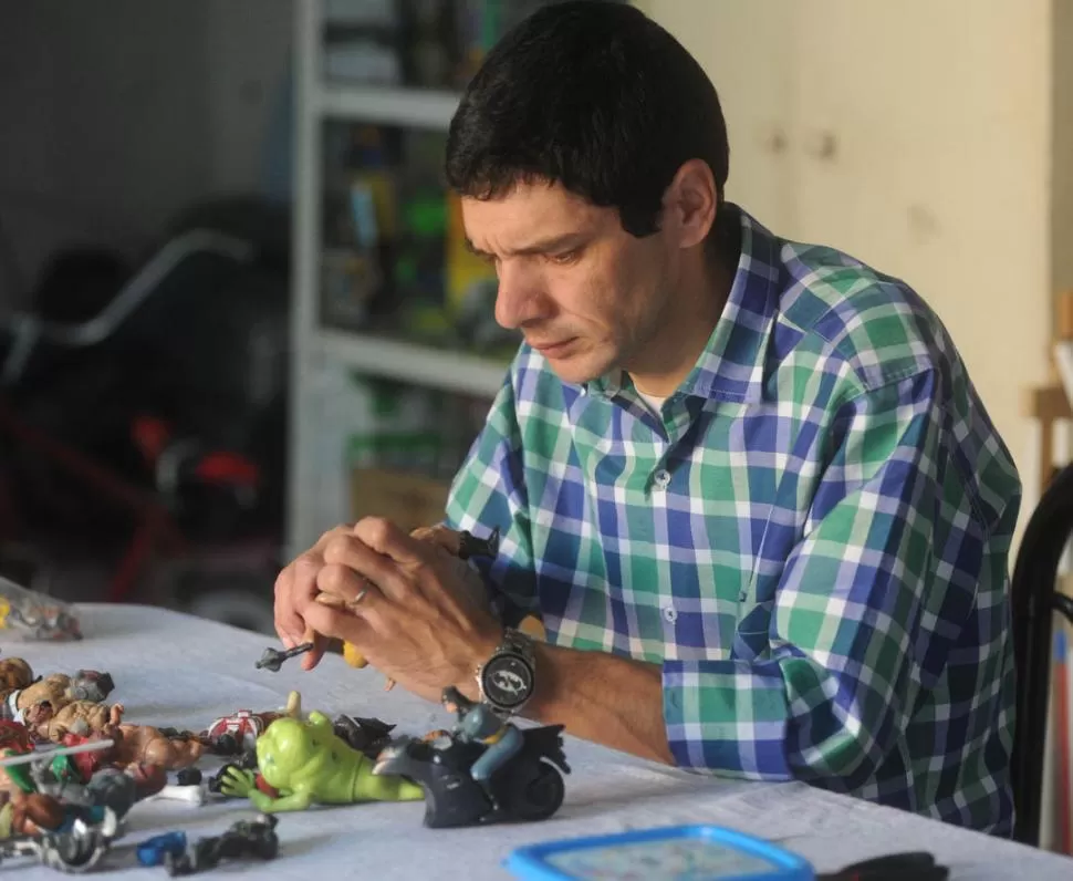 REVIVIENDO VIEJOS PERSONAJES. Omar pasa tardes enteras trabajando en su taller, donde restaura muñecos. la gaceta / fotos de Antonio Ferroni