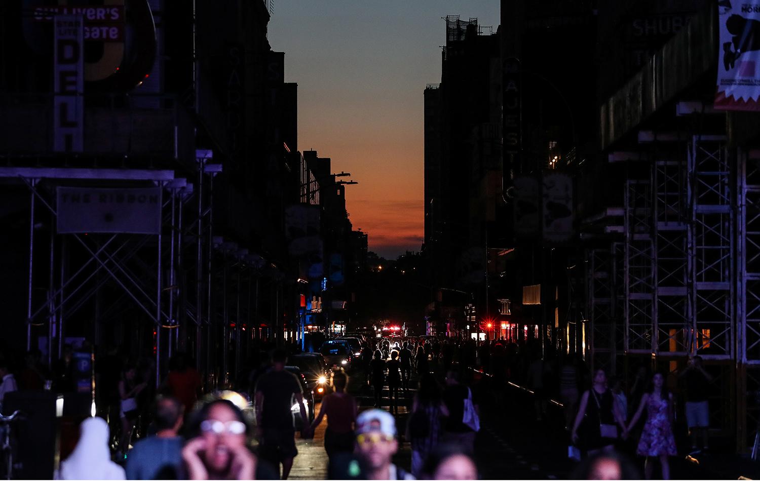 Las calles de la zona de Times Square, a oscuras. Foto de Reuters.