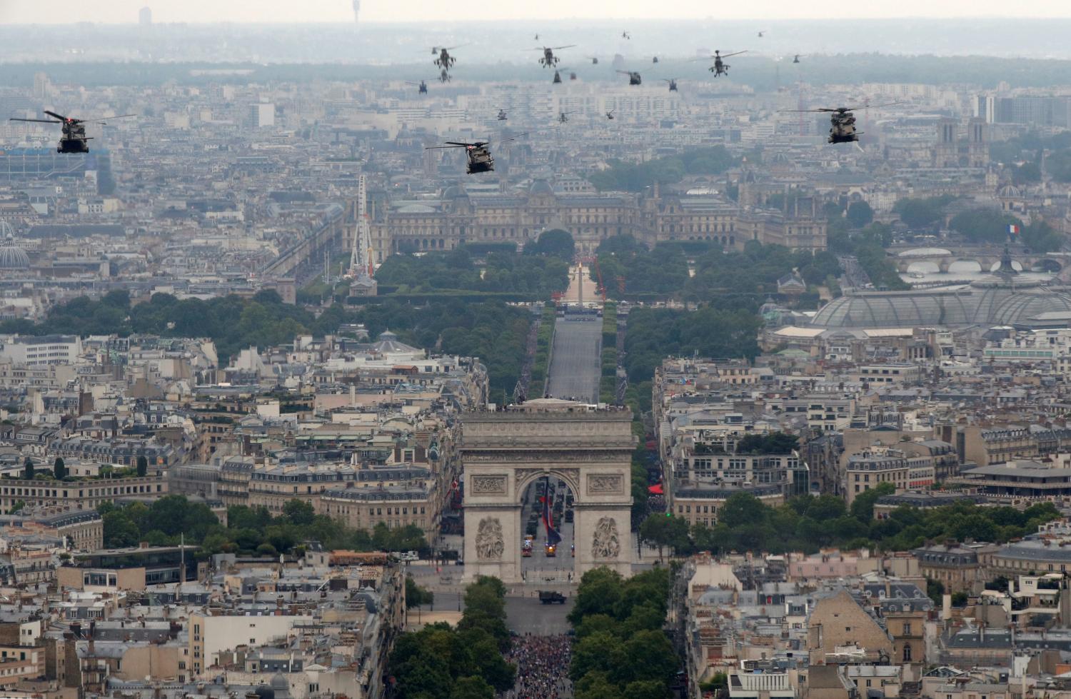 Helicópteros franceses sobre el cielo parisino. 