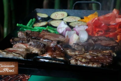 Hoy, en Cocinando con Maxi: tapa de asado y costillas con verduras a la chapa