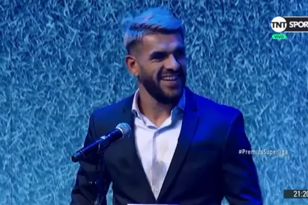Javier Toledo recibió el premio al goleador de la Superliga