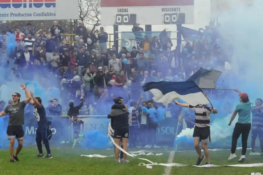 La tribuna puso la emoción en la final del Regional