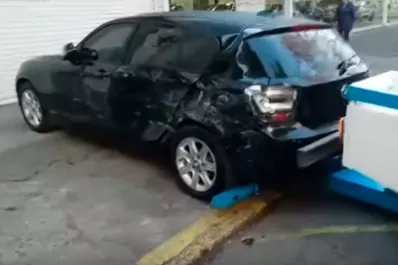 Video: descubrió a su novio con otra y le chocó el auto seis veces