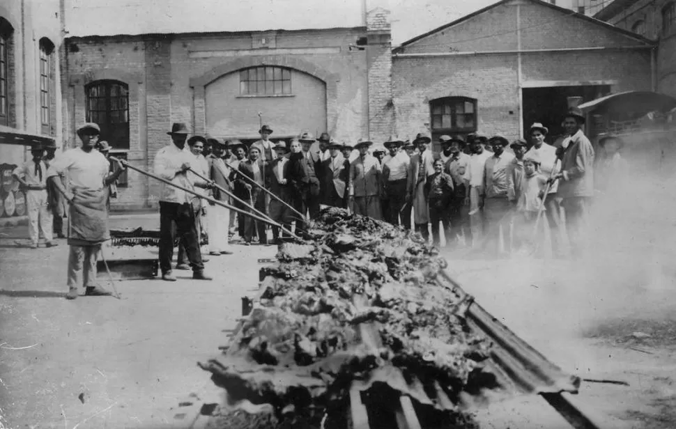 COMIENZO DE ZAFRA. Un asado de obreros de San Pablo al iniciarse la campaña, en los 40. Cuando concluía, llegaba el “apunte”. 