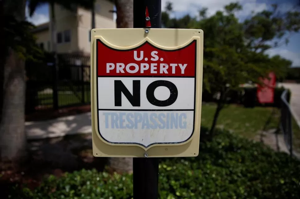 CONTUNDENTE. El cartel en la Oficina de Inmigración es claro: “propiedad de Estados Unidos, no pasar”.  Reuters