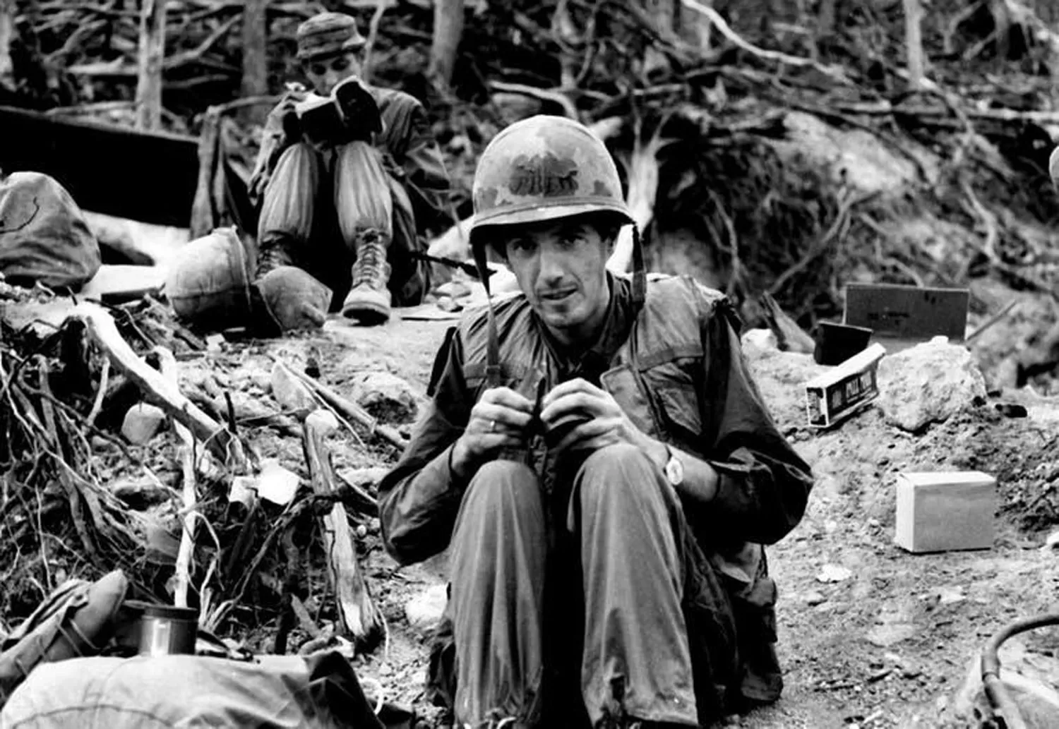 EN PLENA GUERRA. Ignacio Ezcurra, a fines de los 60’, durante su cobertura en Vietnam. CRÉDITO: Diario LA NACIÓN