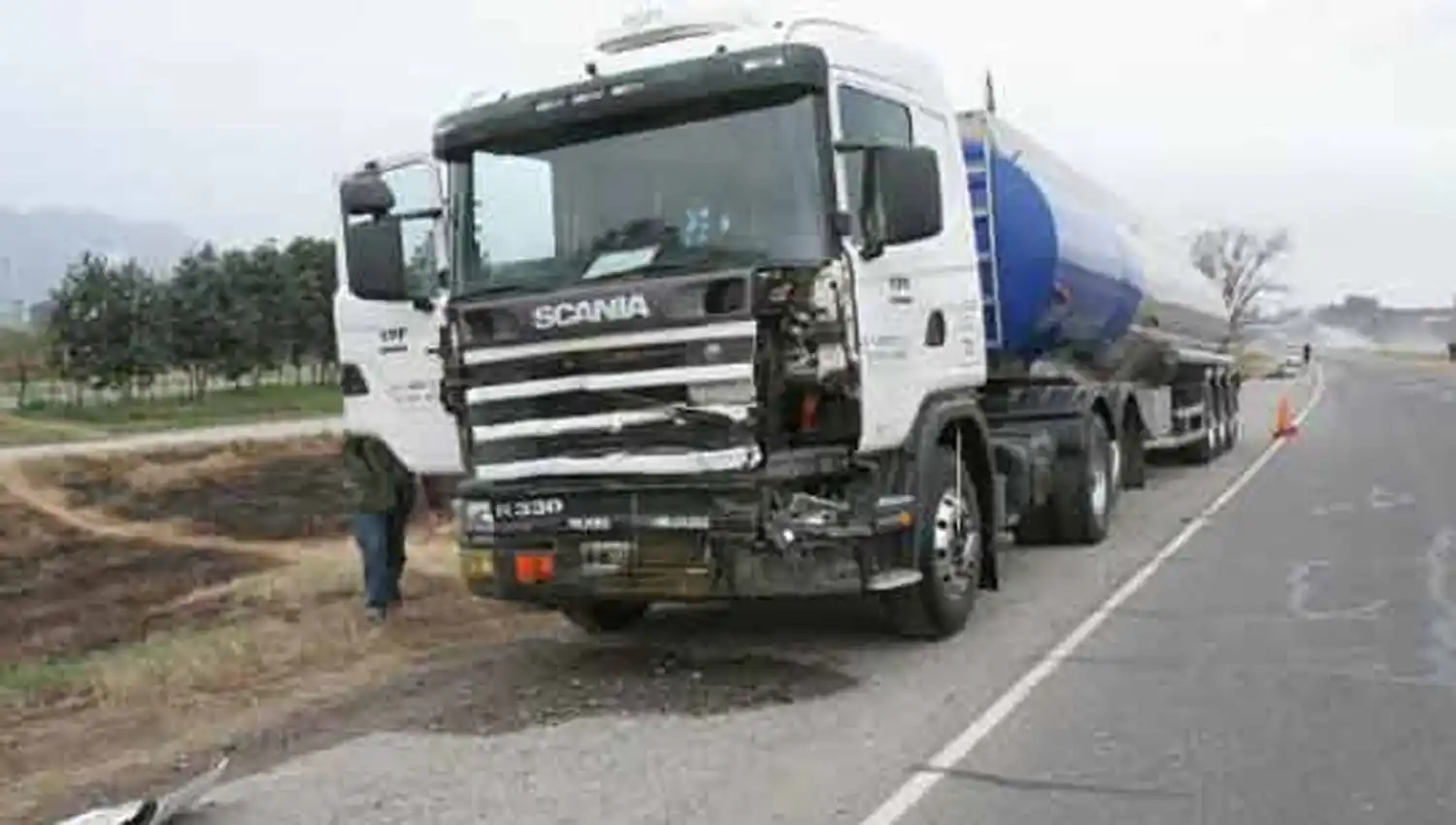 Un camión cargado con combustibles chocó contra dos caballos