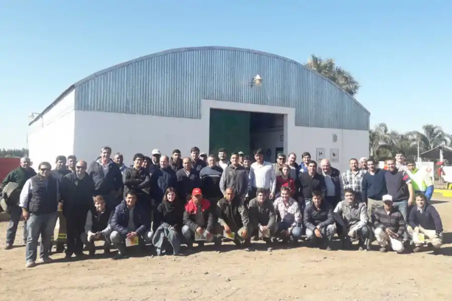 EN LOS NOGALES. Alrededor de 40 personas, entre técnicos y personal de campo de diferentes empresas, asistieron al evento.