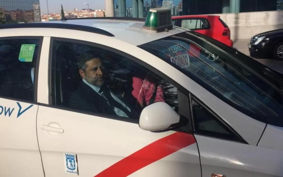 PARTICULAR. Daniel Angelici arribó al lugar de las presentaciones en un taxi blanco, con una banda roja en la puerta. Los memes no tardaron en llegar.  