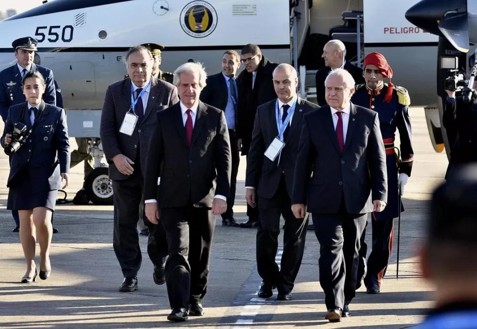 PROTOCOLO DIPLOMÁTICO. El presidente uruguayo Tabaré Vázquez llegó ayer al país, para participar hoy del 54° encuentro del Mercosur.  TELAM
