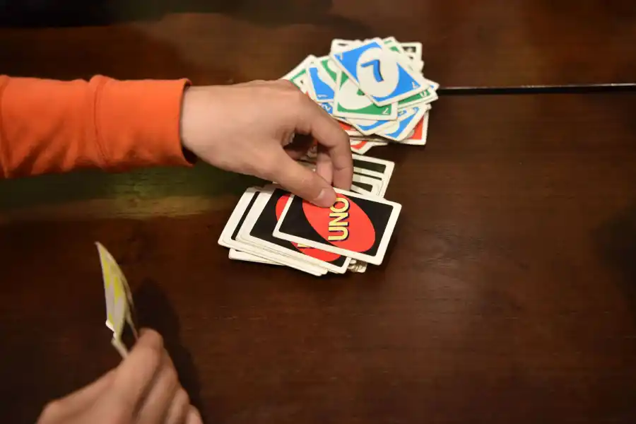 EL JUEGO. Contiene un mazo de 108 cartas. 