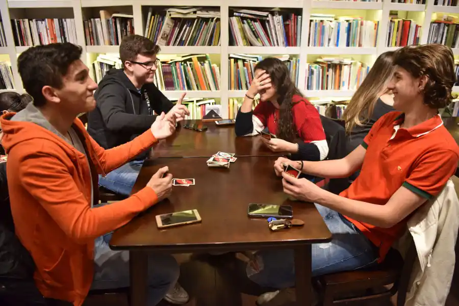 SILENCIOSOS. Cuando sale la carta muda (acordada por los jugadores) tienen que comunicarse con señas. 