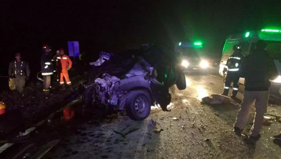 VÍCTIMAS. Una camioneta Duster participó en el accidente en la ruta 9; adentro viajaban integrantes de una familia.  