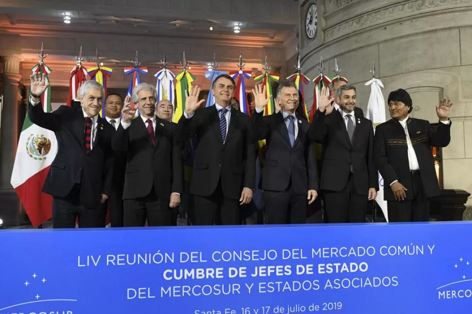 SALUDO DESDE SANTA FE. Piñera, Vázquez, Bolsonaro, Macri, Benítez y Morales posan durante la 54ª Cumbre de Jefes de Estado de Mercosur. telam 