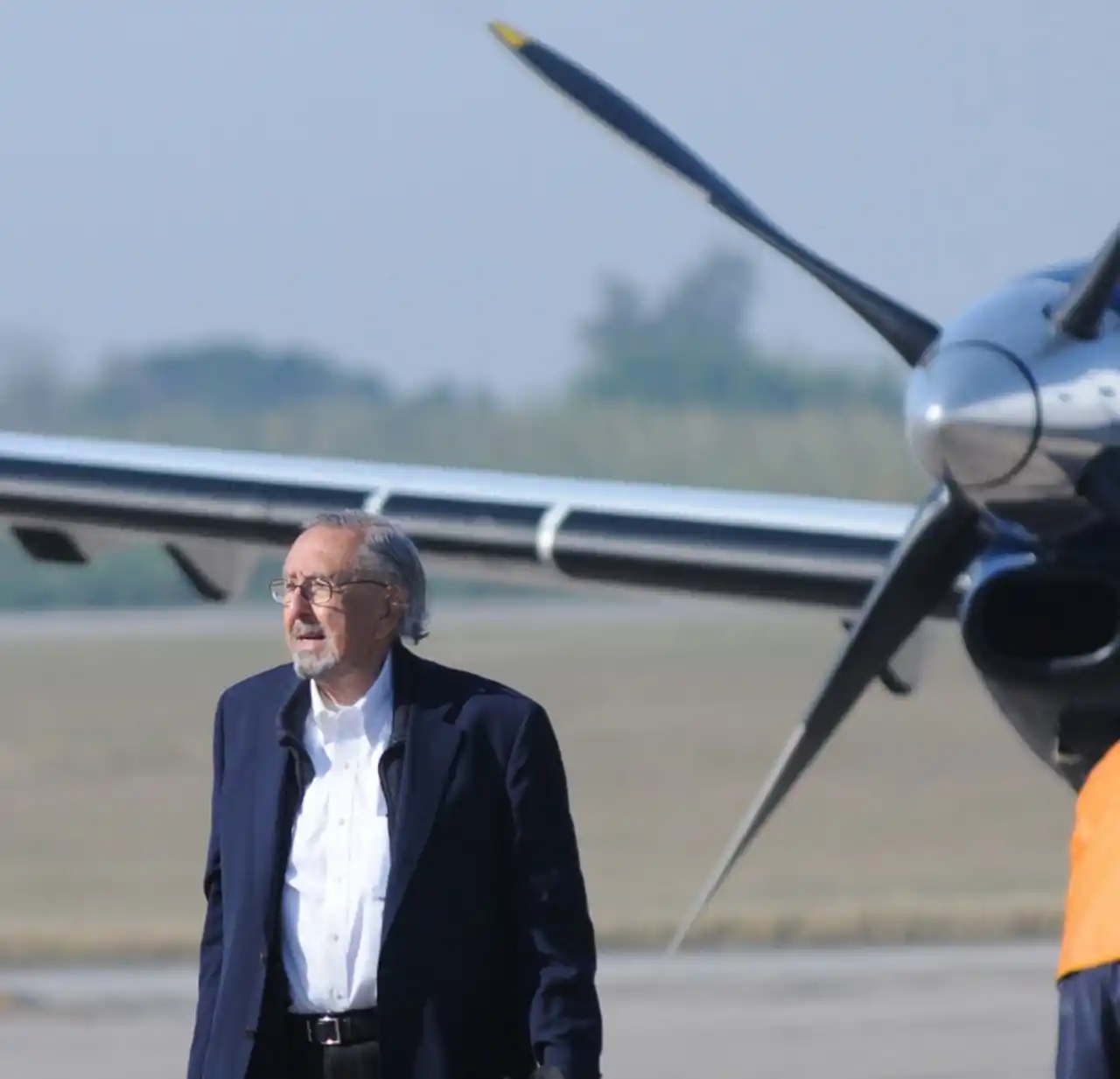 César Pelli llegando a Tucumán desde Córdoba, en 2012.