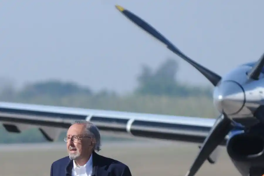 César Pelli llegando a Tucumán desde Córdoba, en 2012.