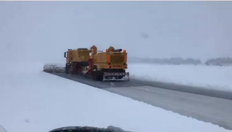 Una máquina trabaja para liberar de nieve la pista.