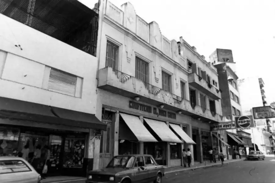 LA CONFITERIA DEL LAGO. Construida en 1961 en el parque 9 de Julio, con un singular techo paraboloide hiperbólico, fue demolida en 2008. 