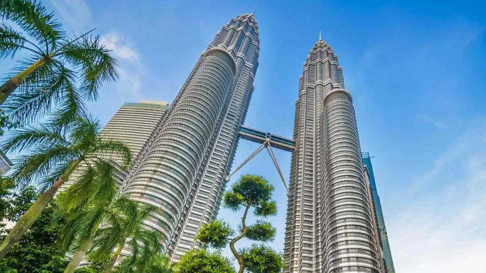 PROYECTADAS AL FIRMAMENTO. Las torres Petronas, en Kuala Lumpur, son la obra emblemática de Pelli. 