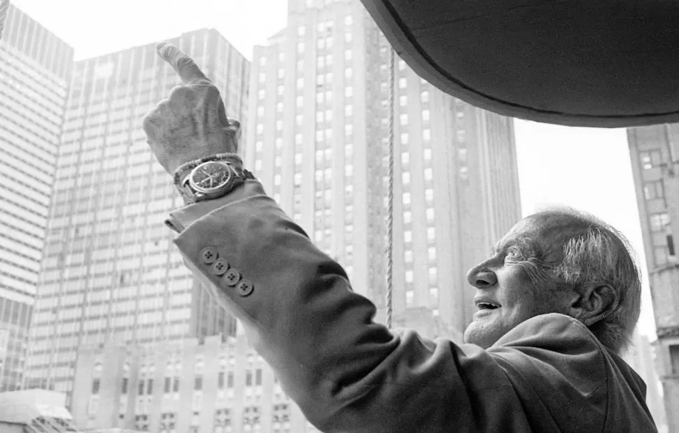 BUSCANDO LA LUNA. Buzz Aldrin en Nueva York y luciendo el reloj Omega con el que bajó a la Luna. A la derecha, Ray Bradbury, también fotografiado por Aldo Sessa. copyright ALDO SESSA