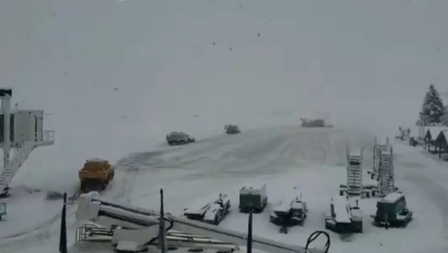 Aeropuerto de Bariloche, bajo un temporal de nieve.