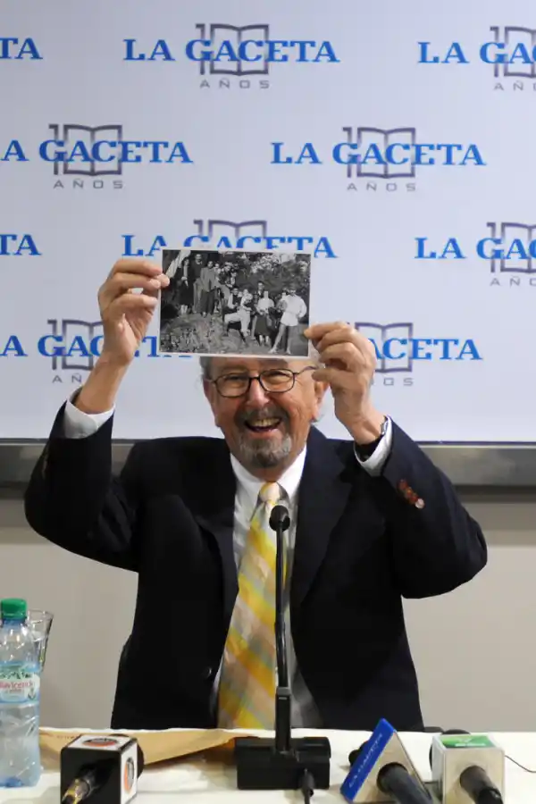 EN SU OFICINA. Pelli posa en su estudio de New Haven, Connecticut, en 1997. Detrás de él, una fotografía aérea de Washington. la gaceta / foto de analia jaramillo 
