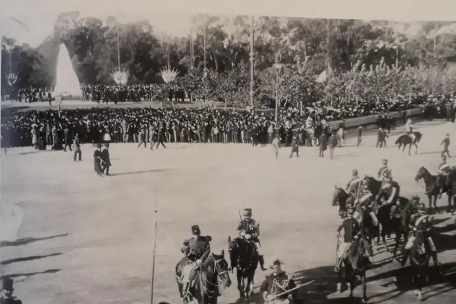 IMPONENTE CEREMONIA. Una multitud de civiles y uniformados se congregó en la inauguración de la estatua, el 25 de mayo de 1900