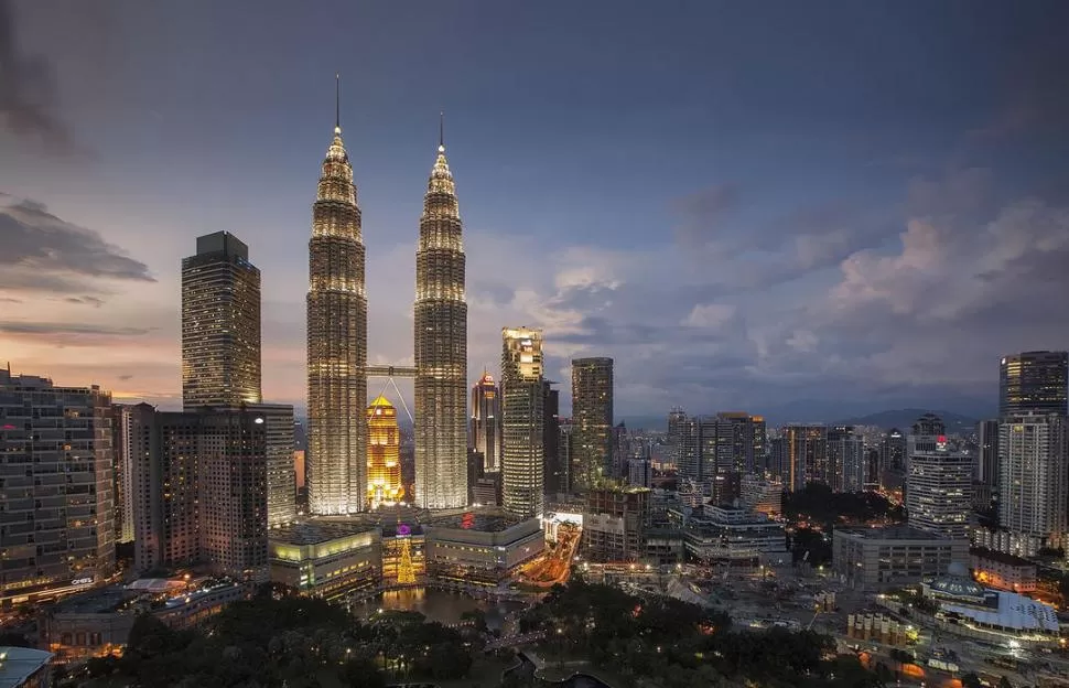 SÍMBOLO. Kuala Lumpur, en Malasia, se distingue por la creación más famosa de Pelli, las Torres Petronas. En su momento fueron las más altas del mundo. 