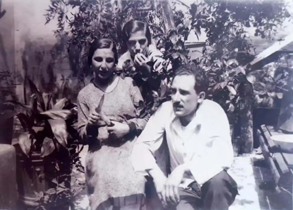 EN SAN MIGUEL DE TUCUMÁN. De izquierda a derecha, Teresa Suppa de Pelli, Teodora Suppa y César Pelli Simonelli.