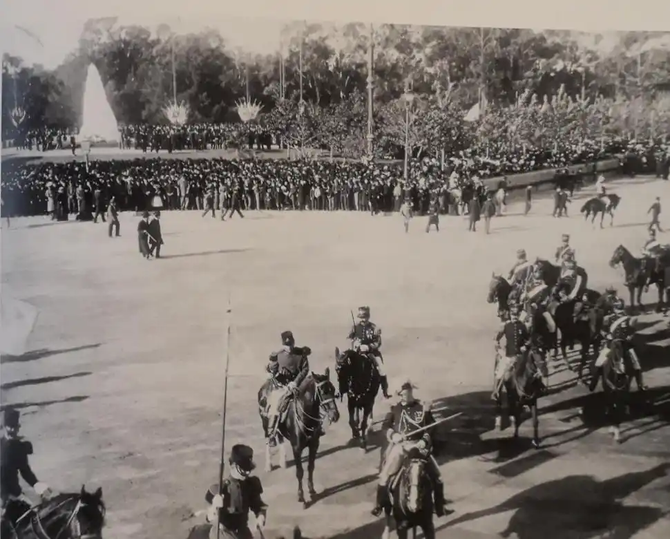IMPONENTE CEREMONIA. Una multitud de civiles y uniformados se congregó en la inauguración de la estatua, el 25 de mayo de 1900