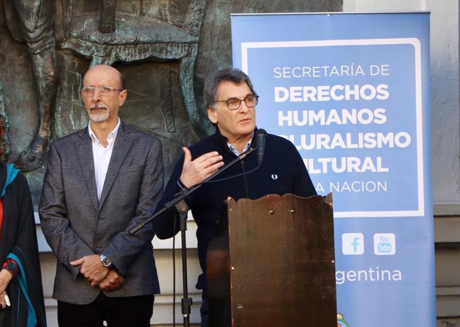 EN TUCUMÁN. Claudio Avruj habla durante la apertura de un foro de migrantes en la Casa Histórica.
